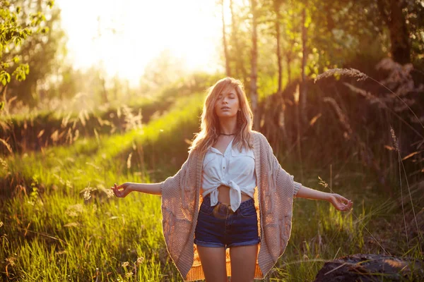 Glad ung kvinna njuter av underbar kväll. Varmt väder, sommar, fält — Stockfoto