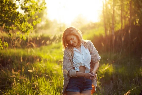 Linda chica encantadora en verano en el campo. Mujer joven es feliz y se siente libre al aire libre —  Fotos de Stock