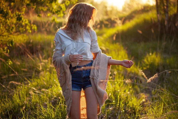 Giovane donna felice godendo serata meravigliosa. Tempo caldo, estate, campo — Foto Stock