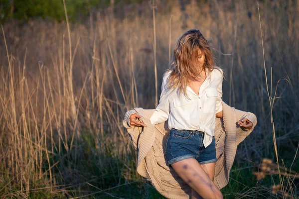 Mädchen läuft davon. junge Frau auf dem Feld, empfinde Freiheit und Glück. Lässiger Stil. — Stockfoto