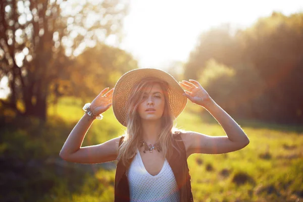 Linda chica encantadora en verano en el campo. Mujer joven es feliz y se siente libre al aire libre — Foto de Stock