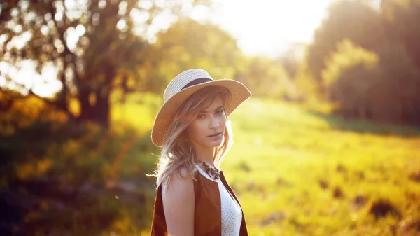 Menina encantadora bonito no verão no campo. Jovem mulher é feliz e se sente livre ao ar livre — Fotografia de Stock