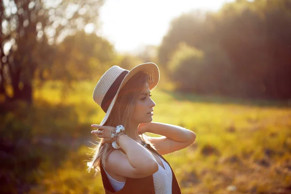 Милая очаровательная девушка летом в поле. Молодая женщина счастлива и чувствует себя свободно на открытом воздухе — стоковое фото