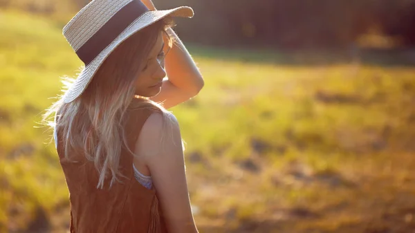 Leuk charmant meisje in de zomer in het veld. Jonge vrouw is blij en voelt gratis buitenshuis — Stockfoto