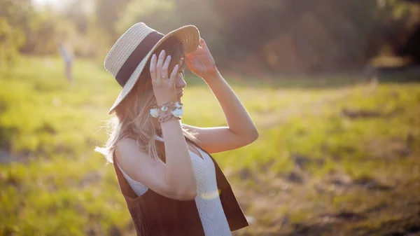 Menina encantadora bonito no verão no campo. Jovem mulher é feliz e se sente livre ao ar livre — Fotografia de Stock