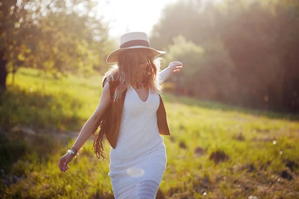 Menina encantadora bonito no verão no campo. Jovem mulher é feliz e se sente livre ao ar livre — Fotografia de Stock