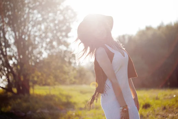 Linda chica encantadora en verano en el campo. Mujer joven es feliz y se siente libre al aire libre —  Fotos de Stock