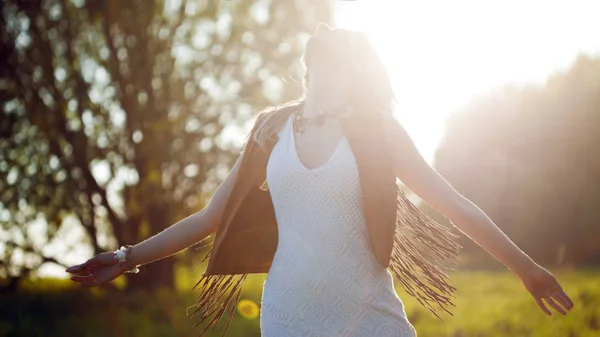 Linda chica encantadora en verano en el campo. Mujer joven es feliz y se siente libre al aire libre — Foto de Stock