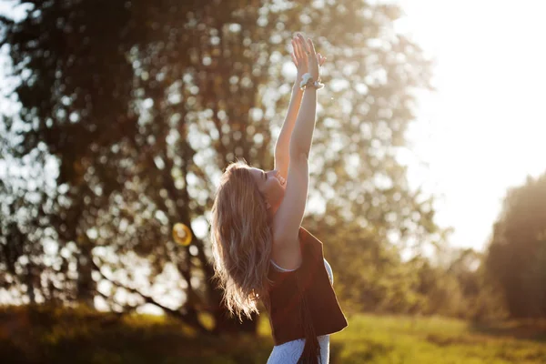 Menina encantadora bonito no verão no campo. Jovem mulher é feliz e se sente livre ao ar livre — Fotografia de Stock