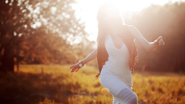 Flickan är slut. Ung kvinna i fältet känner frihet och lycka. Avslappnad stil. Möta i solljus — Stockfoto
