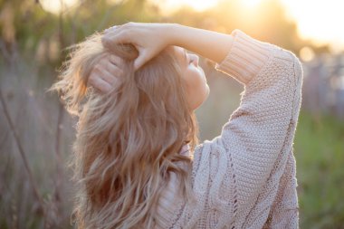 Alanındaki sevimli sevimli kız yaz aylarında. Genç kadın mutlu ve açık havada hissediyorum ücretsiz