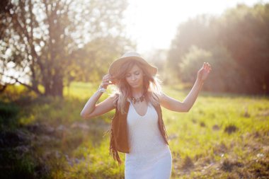 Alanındaki sevimli sevimli kız yaz aylarında. Genç kadın mutlu ve açık havada hissediyorum ücretsiz