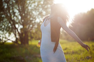 Alanındaki sevimli sevimli kız yaz aylarında. Genç kadın mutlu ve açık havada hissediyorum ücretsiz