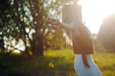 Alanındaki sevimli sevimli kız yaz aylarında. Genç kadın mutlu ve açık havada hissediyorum ücretsiz