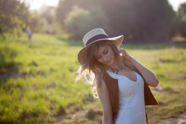 Leuk charmant meisje in de zomer in het veld. Jonge vrouw is blij en voelt gratis buitenshuis — Stockfoto