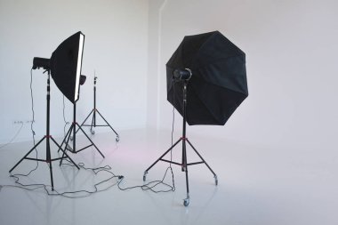 Bir boş fotoğraf stüdyosu ile beyaz cyclorama, fotoğraf ekipmanları çekime hazır hale geliyor. 