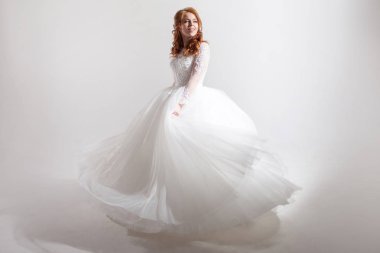 Genç kadın curvy gelinlikle iplik. lüks gelinlik içinde kadın gelin. Açık renkli.