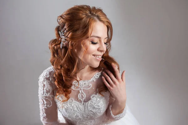 Portrait of a charming red-haired bride, Studio, close-up. Wedding hairstyle and makeup. — Stock Photo, Image