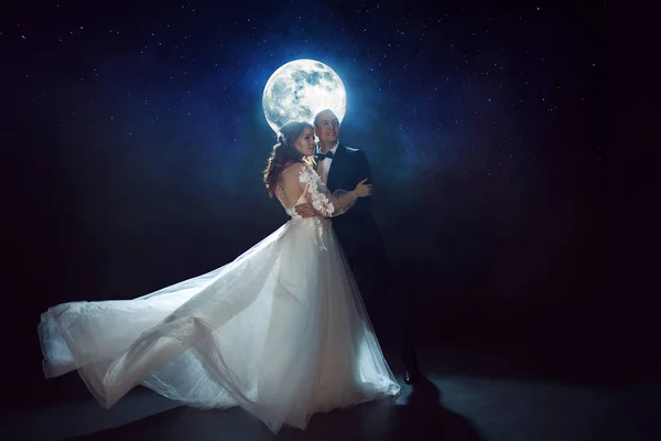 Incontro misterioso e romantico, gli sposi sotto la luna. Abbracci insieme. Mezzi misti — Foto Stock