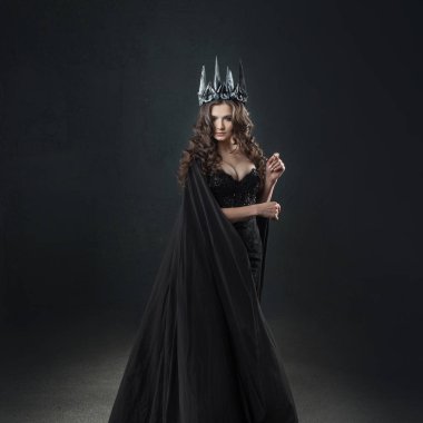 Portre bir Gotik Princess of. Metal taç ve siyah pelerin güzel genç esmer kadın.