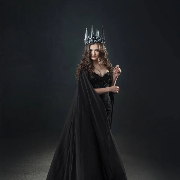 Portrait of a Gothic Princess. Beautiful young brunette woman in metal crown and black cloak. — Stock Photo, Image