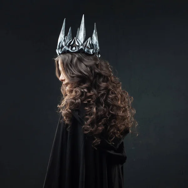 Portrait of a Gothic Princess. Beautiful young brunette woman in metal crown and black cloak. — Stock Photo, Image