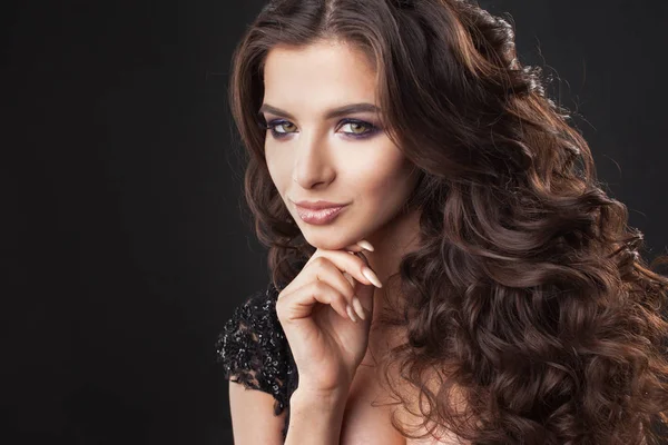 Retrato de una joven atractiva con un hermoso cabello rizado. Atractiva morena —  Fotos de Stock