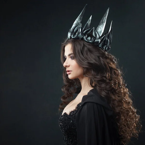 Retrato de uma princesa gótica. Rainha Gótica. Imagem no Halloween. Jovem mulher bonita em preto — Fotografia de Stock