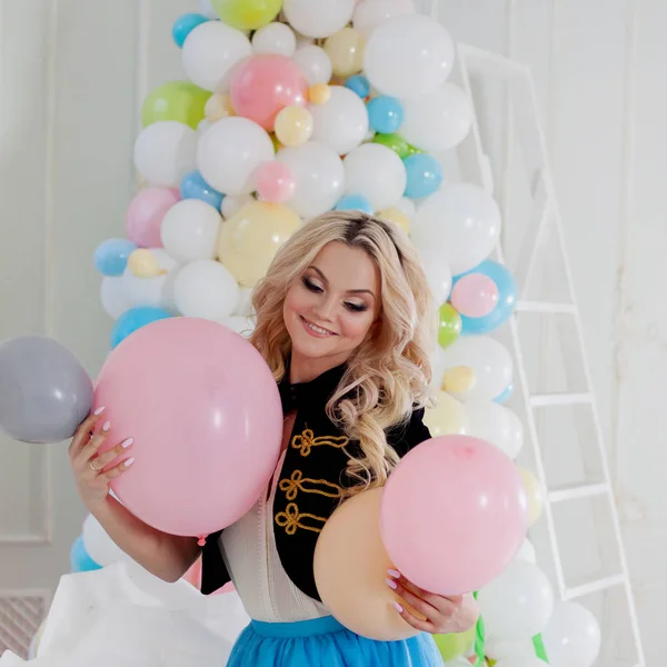 Mooie jonge blonde met ballonnen. Kleurrijke ballen. — Stockfoto
