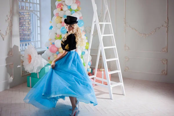 Bonito e bonito dança loira em um interior fabuloso. Jovem encantadora em uma saia azul curvilínea . — Fotografia de Stock