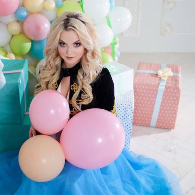 Balonlu güzel genç sarışın. Renkli topları.