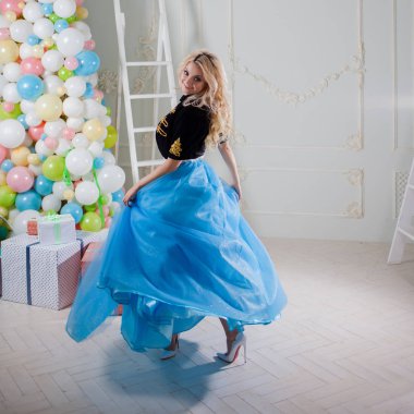 Muhteşem bir iç şirin ve güzel sarışın. Sevimli genç kadın bir curvy mavi etek.