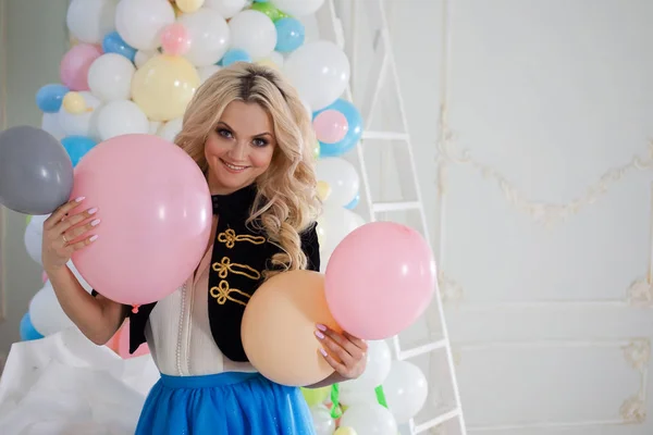 Mooie jonge blonde met ballonnen. Kleurrijke ballen. — Stockfoto