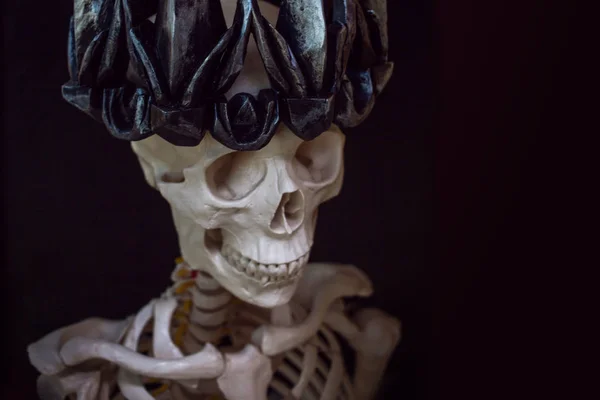 The skull in crown. Grim necromancer in Gothic crown. Black background, Halloween concept — Stock Photo, Image