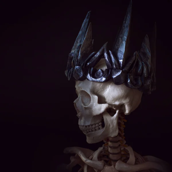 De schedel in de kroon. Grim necromancer in gotische kroon. Zwarte achtergrond, Halloween concept — Stockfoto