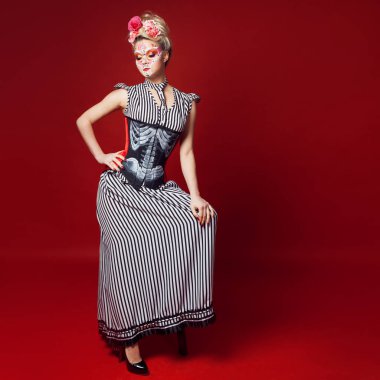 Kafatası makyaj ile genç güzel kadın. Meksikalı ÖIüler günü