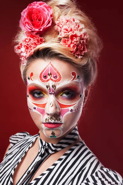 Joven mujer hermosa con maquillaje de cráneo. Día mexicano de los muertos — Foto de Stock