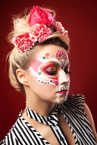 Jovem mulher bonita com maquiagem crânio. Dia mexicano dos mortos — Fotografia de Stock