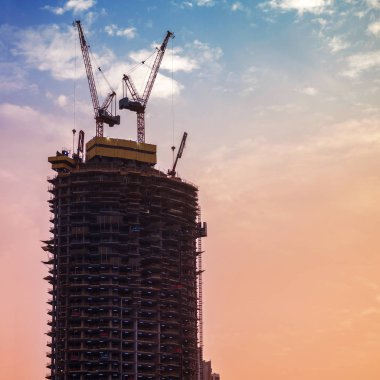 Yüksek katlı bina inşaatı. İnşaat vinçleri ve gökdelen 