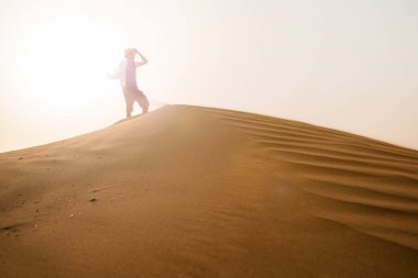 Bir gezgin başta-dune in bulanık resim