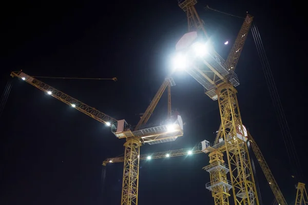 Grúas de construcción en el sitio de construcción . — Foto de Stock