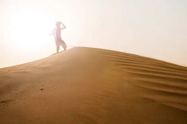 Suddig bild av en resenär överst på dune — Stockfoto