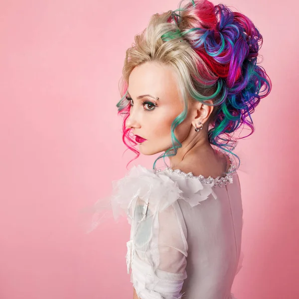 Cool jeune femme aux cheveux colorés. Coiffure élégante, style informel . — Photo