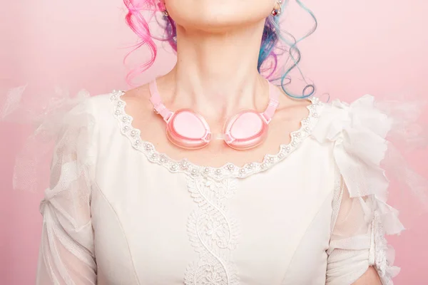 Ragazza alla moda in abito bianco. Colorazione creativa dei capelli con occhiali rosa sul collo. Il concetto di ingenuità — Foto Stock