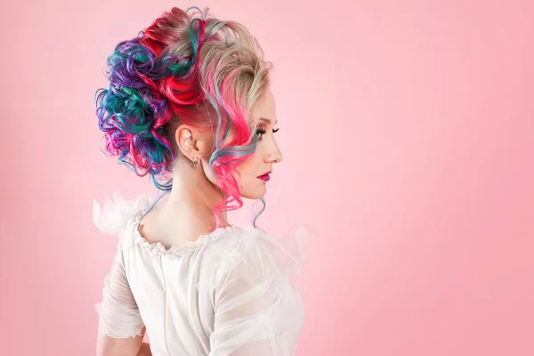 Chica elegante y de moda en un vestido blanco. Colorante de pelo creativo. Peinado multicolor —  Fotos de Stock