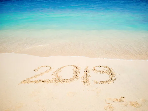 Güney, deniz yeni 2019 yılında. Kum üzerinde yazıt tropikal yeni yıl kutlama. Yeni yıl tatil