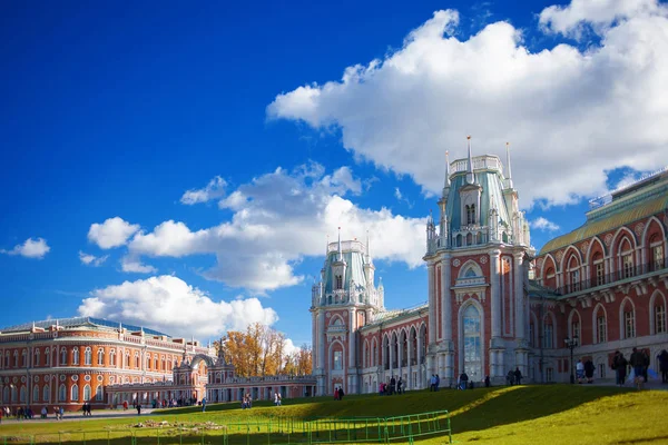 Moskva, Ryssland - 1 oktober 2016: Moskva, Tsaritsyno Park. Vackra palats, rött tegel. Herrgård i Ryssland, Moskva — Stockfoto