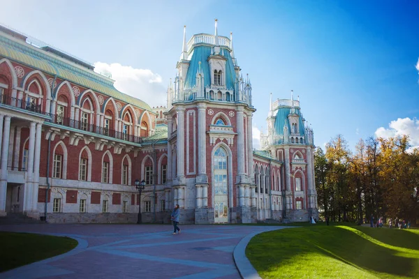 Moskva, Ryssland - 1 oktober 2016: Moskva, Tsaritsyno Park. Vackra palats, rött tegel. Herrgård i Ryssland, Moskva — Stockfoto