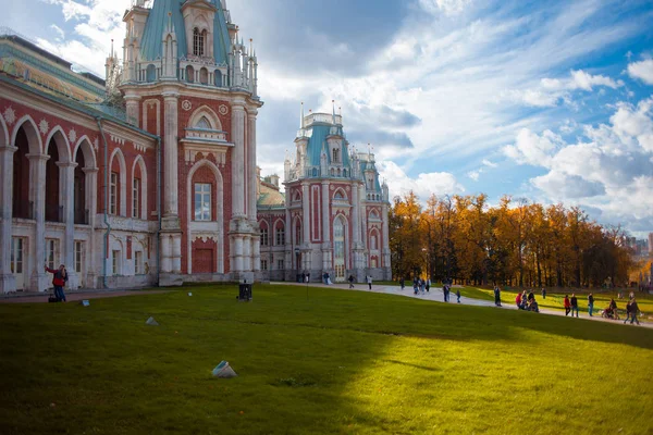 MOSCÚ, RUSIA - 1 DE OCTUBRE DE 2016: Moscú, Parque Tsaritsyno. Hermoso Palacio, ladrillo rojo. Mansión en Rusia, Moscú — Foto de Stock