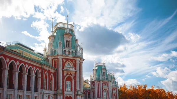 Moscovo, Parque Tsaritsyno. Belo palácio, tijolo vermelho. Mansão em Rússia, Moscú — Fotografia de Stock